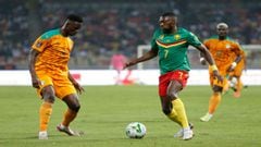 Toko Ekambi, de Camer&uacute;n, durante el partido contra Costa de Marfil.