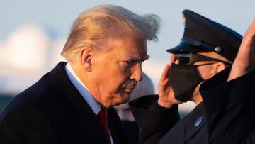 Military personel salutes as US President Donald Trump walks to board Air Force One prior to departure from Joint Base Andrews in Maryland, December 23, 2020, as they travel to Mar-a-lago for Christmas and New Year&#039;s. (Photo by SAUL LOEB / AFP)