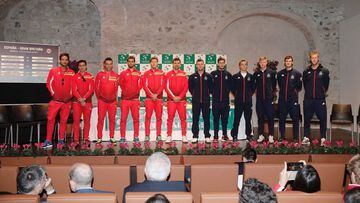 Los equipos de Espa&ntilde;a y Gran Breta&ntilde;a de Copa Davis, durante el sorteo de la eliminatoria en Marbella.