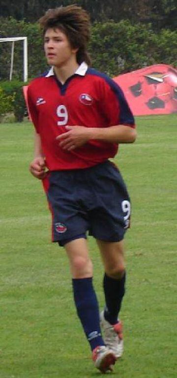 Su campaña en las inferiores de Everton lo llevaron a defender la Roja en el Sub 17 de Ecuador 2007. Probó suerte en el fútbol uruguayo y hoy está en Nueva Zelanda.