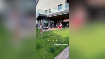 El susto de Mina Bonino y Valverde en su jardín jugando al fútbol con su hijo