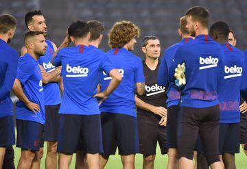 FC Barcelona's head coach Ernesto Valverde (C) speaks to players before their training session ahead of the Rakuten Cup football match with Chelsea, in Machida, suburban Tokyo on July 22, 2019. - Barcelona and Chelsea will play for the Rakuten Cup in Sait
