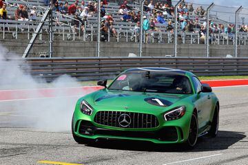 Lewis Hamilton al volante y Usain Bolt de copiloto disfrutan del deportivo de Mercedes. 