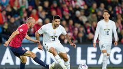 Oslo (Norway), 27/09/2022.- Serbia's Aleksandar Mitrovic (C) in action during the UEFA Nations League soccer match between Norway and Serbia at Ullevaal Stadium in Oslo, Norway, 27 September 2022. (Noruega) EFE/EPA/Fredrik Varfjell NORWAY OUT

