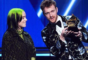 Billie Eilish recibió su Grammy por 'Mejor Canción' (bad guy) en compañía de su hermano, Finneas.
