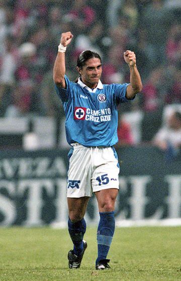 Palencia debutó en Cruz Azul, donde anotó más de 100 goles en casi 300 partidos. Fue campeón de Liga y pieza clave en el equipo que llegó a la final de la Copa Libertadores. Permaneció casi 10 años con la institución. 