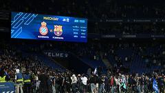 Invasión de campo de los seguidores del Espanyol cuando los jugadores del Barcelona celebraban el campeonato liguero.