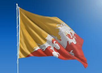 La bandera nacional de Bután es una de las más curiosas no solo por los colores (amarilla y naranja) sino porque contiene el dragón del trueno según la mitología de aquella cultura.