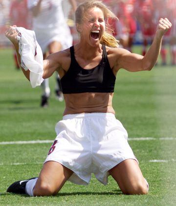 At the Rose Bowl in Pasadena in 1999, Brandi Chastain ensured her place in history when she scored the decisive penalty in the shoot-out against China in the World Cup final. It was the first time a female player had pulld off her shirt in celebration and