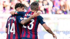 Arbilla y Vencedor celebran el gol del capitán frente al Racing de Ferrol