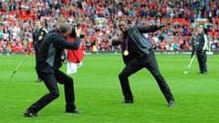 Usain Bolt hace su famoso gesto sobre el c&eacute;sped de Old Trafford tras ser homenajeado por la afici&oacute;n del Manchester United tras ganar el oro de 100 metros lisos en los Juegos Ol&iacute;mpicos de Londres.