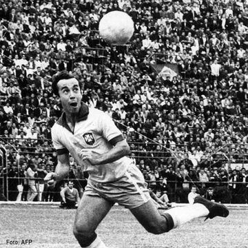El futbolista brasileño fue golpeado por un balón en el ojo antes de ser campeón del mundo con Brasil en 1970. Aquella lesión le hizo tener un desprendimiento de retina y con ello graves problemas de visión que le acabaron apartando del fútbol a los 26 años en 1971.