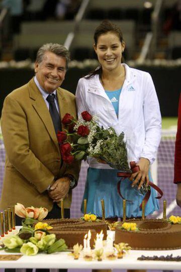 Ana Ivanovic durante la WTA Tour Championships 2007 en Madrid con Manolo Santana. 