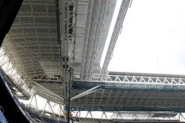 Las obras del estadio Santiago Bernabéu se han intensificado durante el paréntesis del Mundial. Ya están la mayoría de las lamas y muy avanzada la cubierta.