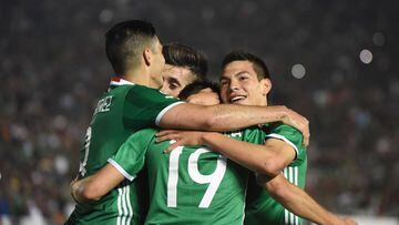 Mexico&#039;s Oribe Peralta (C) celebrates with teammates after scoring against Jamaica during their Copa America Centenario football tournament match in Pasadena, California, United States, on June 9, 2016. / AFP PHOTO / Mark Ralston
