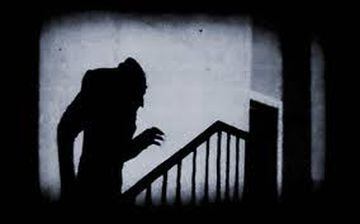 La primera vez que el mito de Drácula, el vampiro, el no muerto, se representó en el cine fue hace más de 100 años, en Nosferatu. Murnau es otro de los grandes representantes del expresionismo alemán. El conde Orlok, el vampiro protagonista, sigue dando miedo aún hoy en día y la sombra de su silueta recortada en las escaleras es una de las grandes e icónicas imágenes de terror de todos los tiempos.