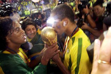 El 30 de junio de 2002 Ronaldinho consiguió levantar la Copa del Mundo tras la victoria de Brasil sobre Alemania. 