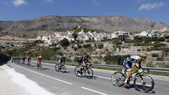 Los ciclistas ruedan durante la s&eacute;ptima etapa de La Vuelta 2021 entre Gandr&iacute;a y el Balc&oacute;n de Alicante. 