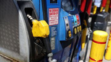 El precio de la gasolina cae por debajo de los $4 dólares en USA. Te compartimos el precio del galón hoy, 20 de agosto, en California, Florida y más.
