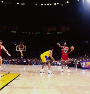 El jugador de los Angeles Lakers, Kobe Bryant, defiende al escolta de los Chicago Bulls, Michael Jordan. La fotografía es de 1998, último año del '23' en los Bulls.