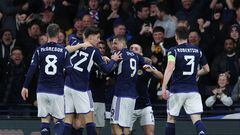 Los jugadores escoceses celebrando un gol