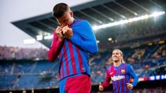 Gerard Piqu&eacute;, jugador del FC Barcelona, se besa el escudo celebrando un gol.