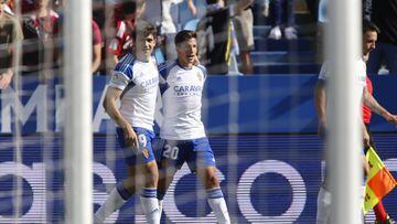 Iván Azón y Giuliano Simeone celebran un gol.