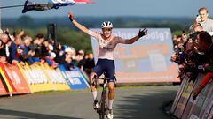 Mischa Bredewold celebra su triunfo en los Europeos de ciclismo.