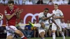 Real Madrid&#039;s Danilo (C) scores past Bayern Munich&#039;s Nicolas Feldhahn during the International Champions Cup match betweeen FC Bayern Munich and Real Madrid CF August 3, 2016 at MetLife stadium in East Rutherford, NJ. / AFP PHOTO / DON EMMERT
