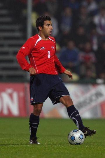 El volante defendió a la Roja 44 veces y le marco un gol a Ecuador en Viña del Mar, en un amistoso en 2005 (3-0).