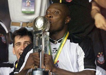 Freddy Rincón fue el primer jugador en levantar el Mundial de Clubes luego de que Corinthians venciera a Vasco da Gama en la gran final del certamen, en el que participaron, Real Madrid y Manchester United. El Coloso era el capitán del Timao y alzó el trofeo de campeones.
