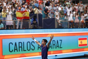 Carlos Alcaraz celebra con el público la victoria. 