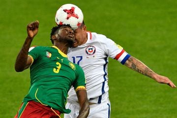 Cameroon's midfielder Andre Zambo (L) heads the ball with Chile's defender Gary Medel during the 2017 Confederations Cup group B football match between Cameroon and Chile at the Spartak Stadium in Moscow on June 18, 2017. / AFP PHOTO / Alexander NEMENOV