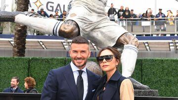Former Los Angeles Galaxy midfielder David Beckham (L) and his wife Victoria Bekcham pose beside his newly unveiled statue at the Legends Plaza in Carson, California on March 2, 2019. - Beckham played for the Los Angeles Galaxy from 2007 until 2012. (Phot