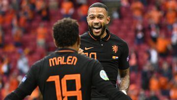 AMSTERDAM, NETHERLANDS - JUNE 21: Memphis Depay of Netherlands celebrates with teammate Donyell Malen after scoring their side&#039;s first goal during the UEFA Euro 2020 Championship Group C match between North Macedonia and The Netherlands at Johan Crui
