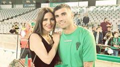 El fallecido futbolista Jos&eacute; Antonio Reyes con su mujer, Noelia L&oacute;pez, en el estadio Nuevo Arc&aacute;ngel del C&oacute;rdoba.