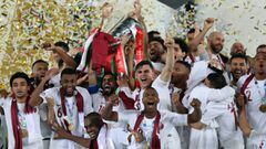 Los jugadores de Qatar levantan el trofeo de campe&oacute;n de la Copa de Asia 2019.