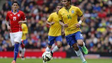 Thiago Silva lider&oacute; la defensa de Brasil en el amistoso contra Chile, en Londes.