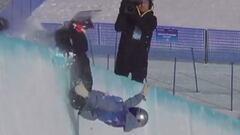 Queralt Castellet cayendo en Secret Garden, China, durante la Copa del Mundo FIS de snowboard halfpipe; el domingo 10 de diciembre del 2023.