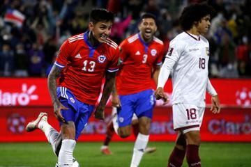 El jugador de Chile, Erick Pulgar, celebra su gol contra Venezuela durante el partido por las clasificatorias al Mundial de Qatar 2022.