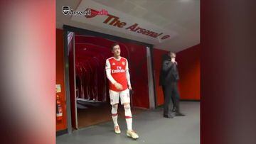 El grito de pura rabia contenida de Özil en el túnel... ¡en español!