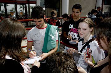 Isco firmando autógrafos durante su etapa como jugador del Valencia en 2010. El futbolista andaluz llegó al club valenciano con 14 años.
