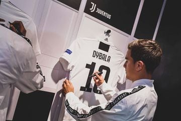 Once jugadores de Juventus, incluido Juan Cuadrado, fueron invitados por Adidas al primer aniversario de su tienda en Milán, la más grande de Italia. Cristiano Ronaldo brilló por su ausencia.