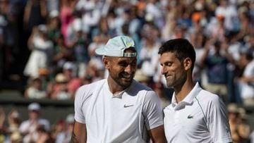 El tenista australiano Nick Kyrgios habla con Novak Djokovic tras la final de Wimbledon 2022.
