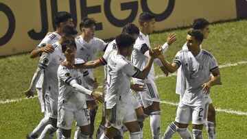 Jugadores de la Selección Mexicana festeja un gol en contra Trinidad y Tobago
