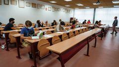 Archivo - Un grupo de estudiantes durante la convocatoria extraordinaria de la Evaluaci&oacute;n del Bachillerato para el Acceso a la Universidad (EBAU)