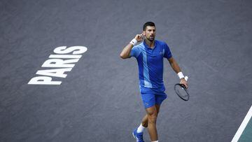 El tenista serbio Novak Djokovic celebra un punto durante su partido ante Grigor Dimitrov en la final del Masters 1.000 de París.