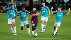 Soccer Football - La Liga Santander - FC Barcelona v Osasuna - Camp Nou, Barcelona, Spain - July 16, 2020   Barcelona&#039;s Lionel Messi in action with Osasuna&#039;s Pervis Estupinan, as play resumes behind closed doors following the outbreak of the cor