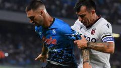 Bologna's Chilean defender Gary Medel (R) holds back Napoli's Italian forward Matteo Politano during the Italian Serie A footbal match between Napoli and Bologna on October 16, 2022 at the Diego-Maradona stadium in Naples. (Photo by Tiziana FABI / AFP) (Photo by TIZIANA FABI/AFP via Getty Images)