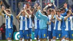 <b>DEVUELVEN EL APOYO RECIBIDO. </b>Los jugadores del Espanyol aplauden a la grada de Cornellà-El Prat tras finalizar el partido de ayer, contra un Valencia desdibujado.